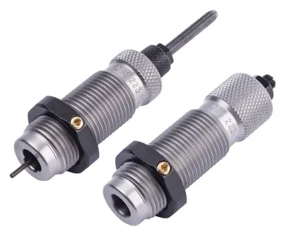 Tato dvoudílná sada RCBS F L Die Set je určena pro přebíjení lahvovitých nábojnic a skládá se z celoplošné kalibrační matrice s expander-vypichovací jednotkou a usazovací matrice s usazovacím kolíkem pro střely. Ráže 7MM PRC